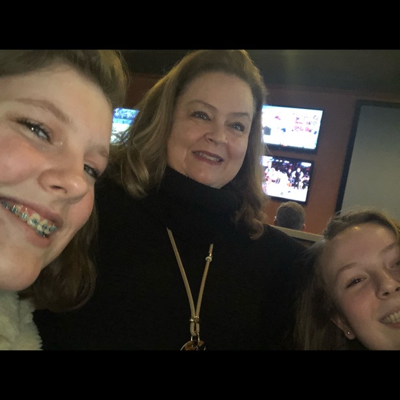 Meet your Posher, Tara - Picture 1 of 3